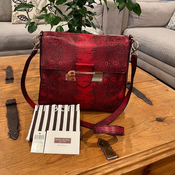 HENRI BENDEL NWOT The Whitney Lizard Messenger Bag w/ dust bag - Picture 10 of 16
